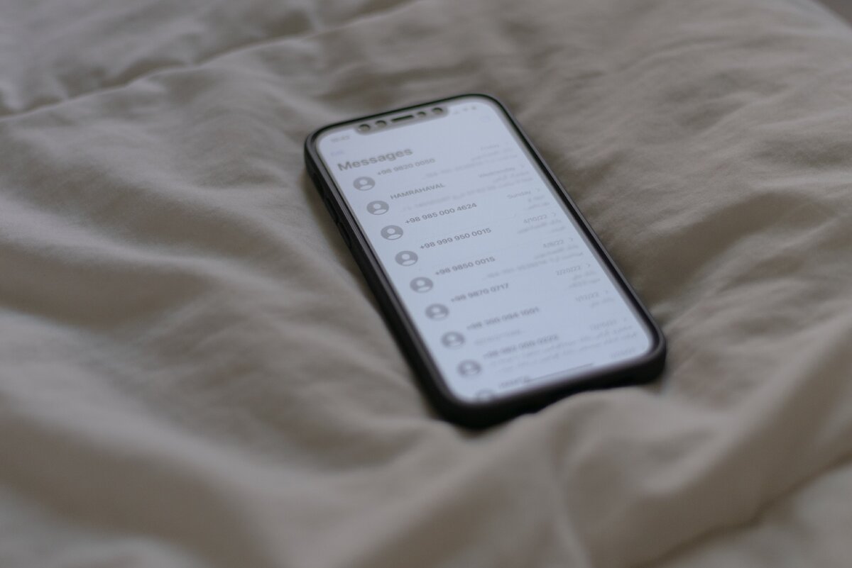  Вредно ли спать с телефоном под подушкой