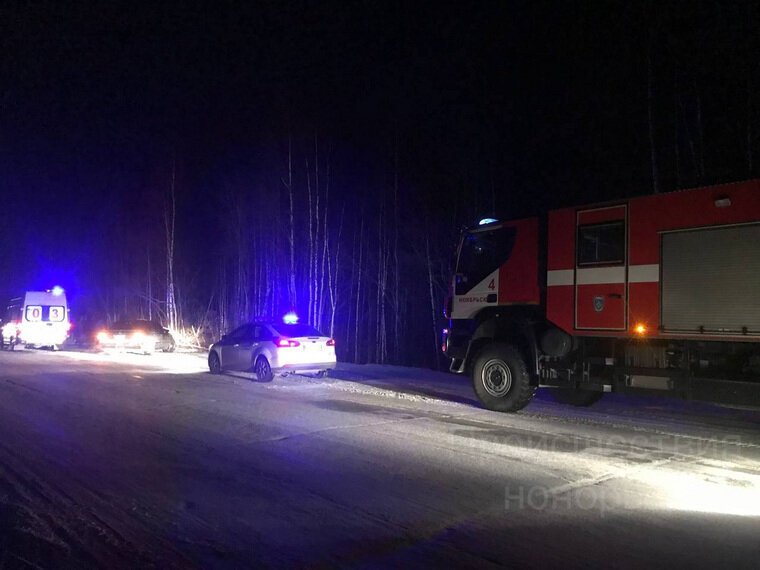    На месте ДТП работают медики, спасатели и сотрудники полиции