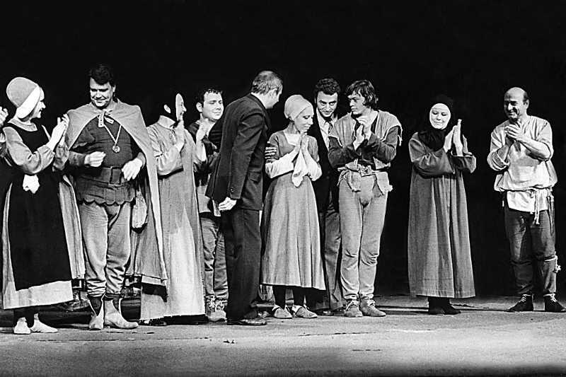 В центре: Е.Фадеева, Г.Костельцев, М.Захаров (стоит спиной), И.Чурикова, Г.Горин, Н.Караченцов, М.Лифанова(?)