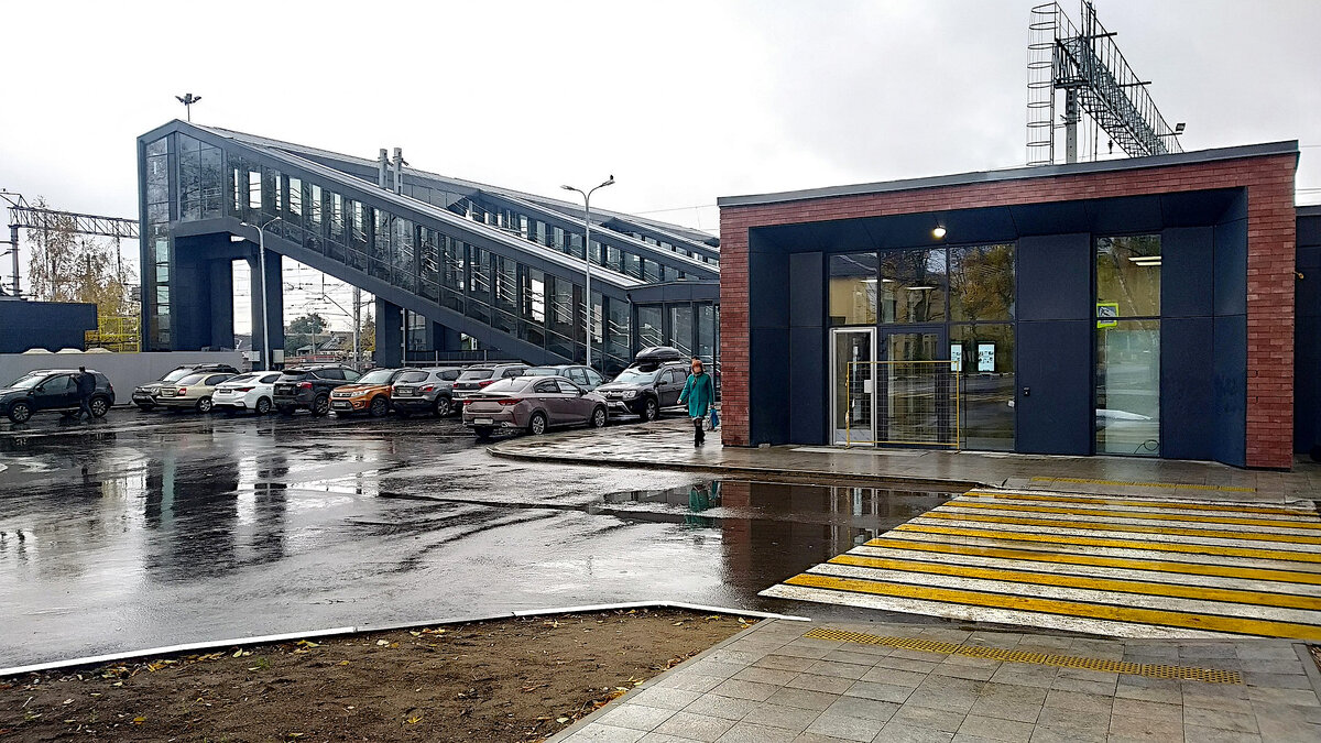 Вид на новый надземный пешеходный переход в октябре 2023 года, фото автора 