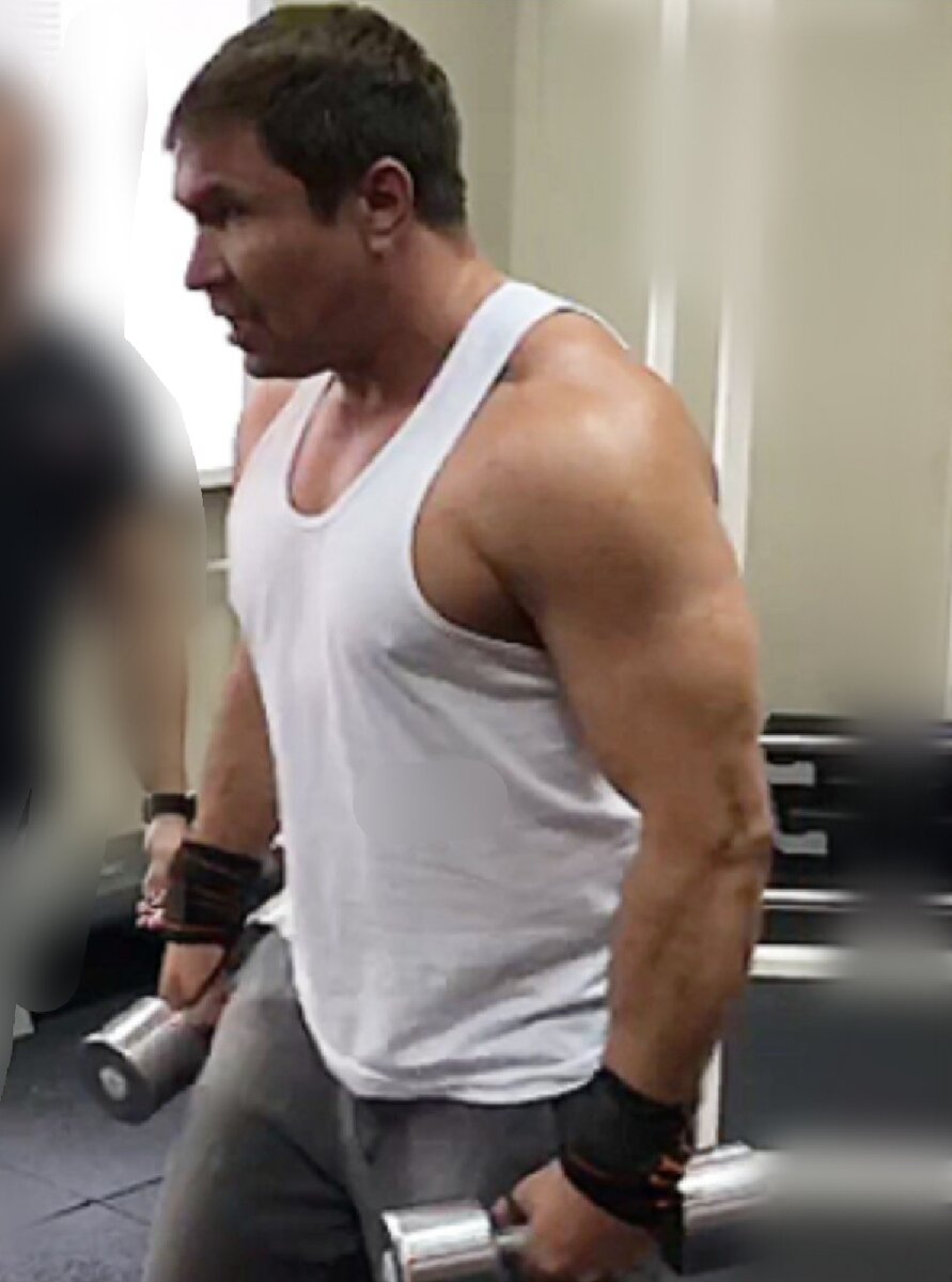  
Данный принцип гласит о том, что все тренировки должны проводиться регулярно, без значительных перерывов, а лучше и вовсе без оных. Особенно это важно для новичков, которые очень любят выдумывать предлоги для того, чтобы не посещать тренажерный зал. Как известно, мышца растет только тогда, когда она порвана (часть мышечных волокон). Следовательно, для непрерывного роста мышечной массы хотя бы одна мышца (группа мышц) должна быть «порвана». У новичка почти все мышцы «
свежие», еще не испытавшие нагрузки. Поэтому долгое время остаются целыми, с учетом относительно небольших рабочих весов. Порвать мышечно волокно довольно сложно, еще сложнее накопить нужно количество микроповреждений для бурного мышечного роста. Именно поэтому новички часто занимаются с нагрузкой на все группы мышц каждую тренировку. Их цель – не давать мышцам отдыха больше, чем нужно. Постоянно держать мышцы в тонусе, накачивая туда вновь и вновь свежую кровь. Опытные спортсмены занимаются по сплит-системе, когда на каждой тренировке прорабатывается одна или несколько групп мышц. Пропуски тренировки в таком случае хоть и менее разрушительны (все же спортсмен достаточно опытен, чтобы заниматься с большими весами, его организм испытывает достаточно существенные нагрузки, и лишний день отдыха не повредит), но выбивают из тренировочного процесса отдельные мышечные группы. В итоге, при систематических пропусках занятий будут наблюдаться диспропорции в развитии мышц. Тренировки должны проводиться примерно в одно и то же время. Хотя изменение времени суток и имеет определённый положительный эффект, позволяя бороться с мышечной адаптацией, но снижает время отдыха организма в одном случае, сокращая его в другом (например, если тренироваться вечером понедельника, утром в среду и снова вечером в пятницу). Впрочем, такой подход позволяет эффективнее прокачивать некоторые группы мышц, требующие большей/меньшей продолжительности отдыха (например, в понедельник и среду загружать бицепс, а в среду и пятницу – еще и грудь). Однако такой подход доступен только опытным спортсменам. К намеченному сроку тренировки организм мобилизует свои силы. Результат – большее количество повторов, подходов и большие веса.