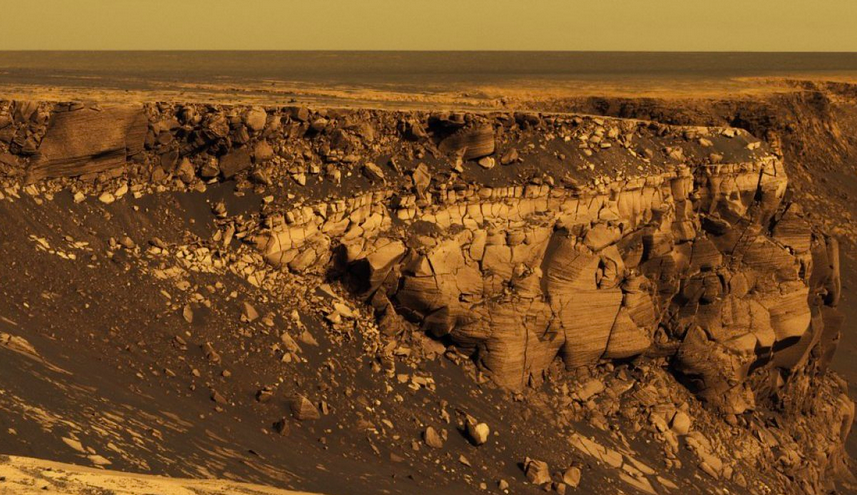 Зазубренный край кратера Виктория снят марсоходом «Оппортьюнити» в цвете, близком к реальному. Пейзаж напоминает земную пустыню, выявляя сходство геологического строения Земли и Марса. Фото: NASA/JPL/Корнелльский университет