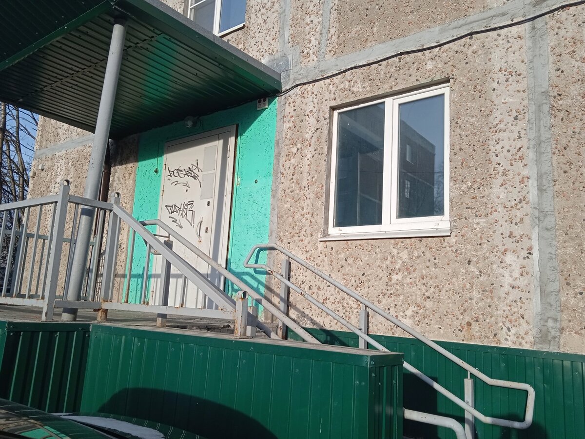 Здесь была сберкасса. Удобно было, близко.