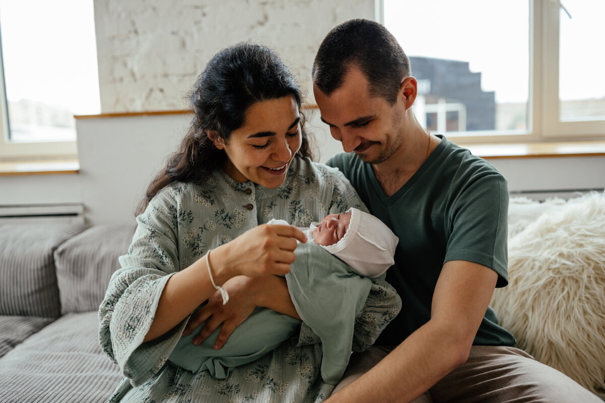 Ношение на руках в правильных позах, контакт «кожа-к-коже» и мягкое пеленание дают ощущение собранности и опоры