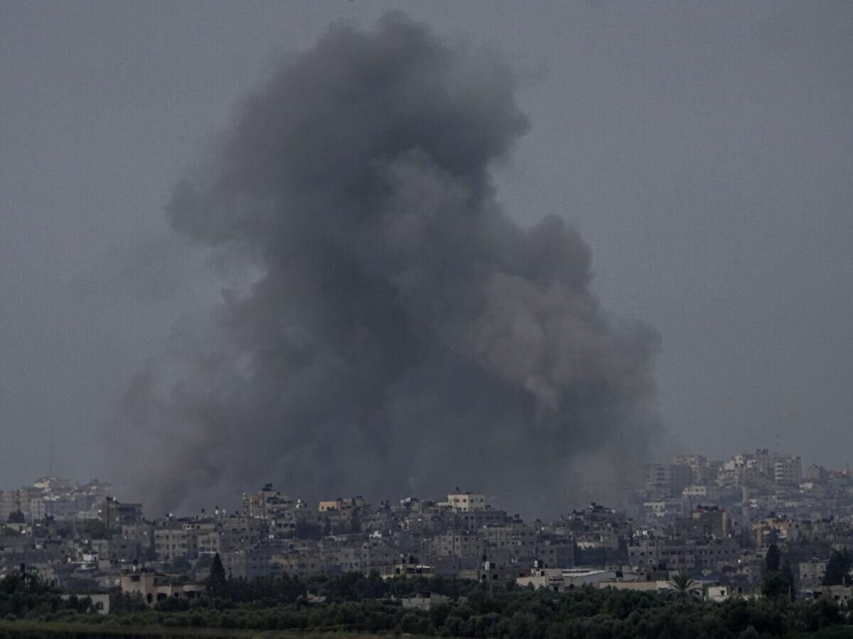   Дым после израильского авиаудара по сектору Газа© AP Photo / Ariel Schalit
