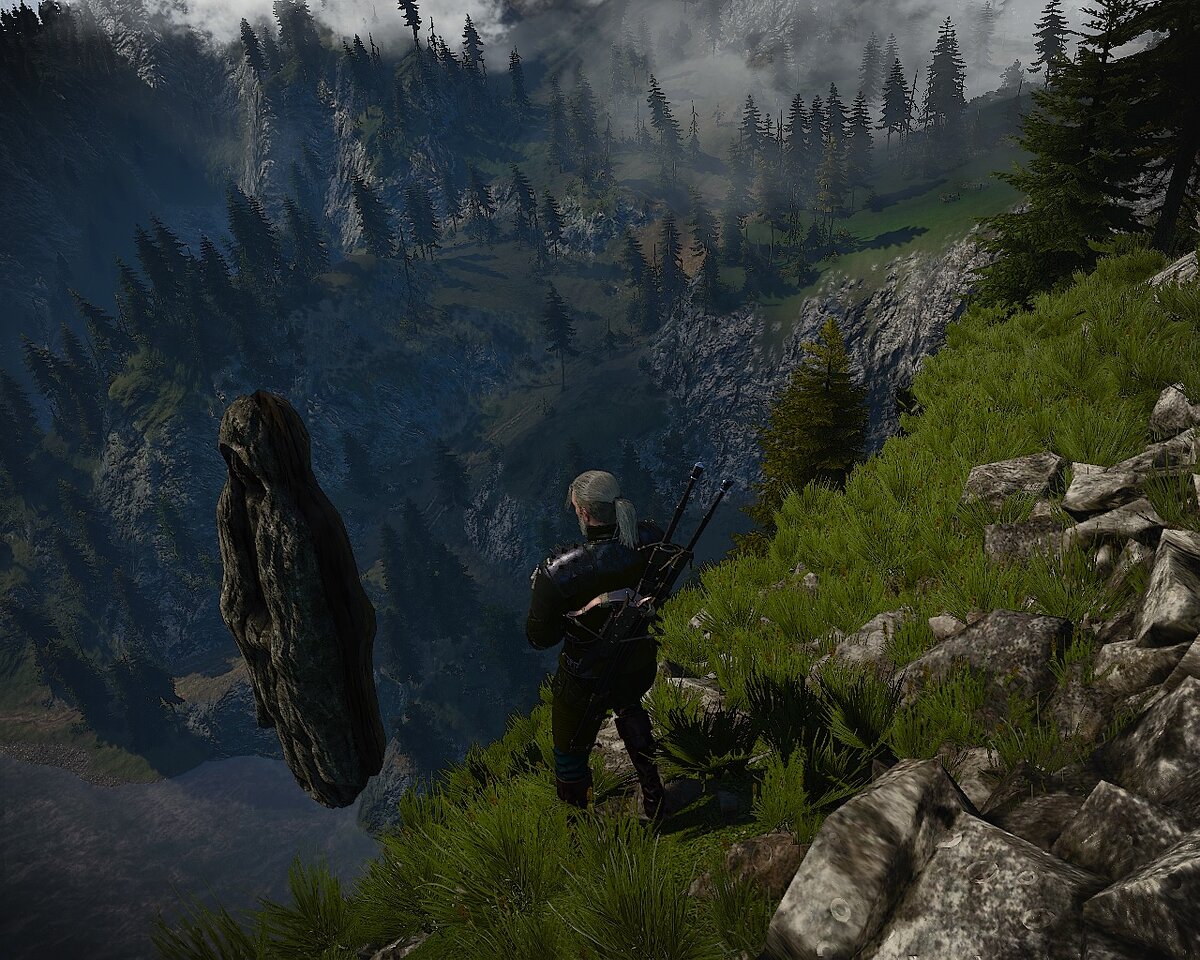 Одна сторона статуи выполнена в камне