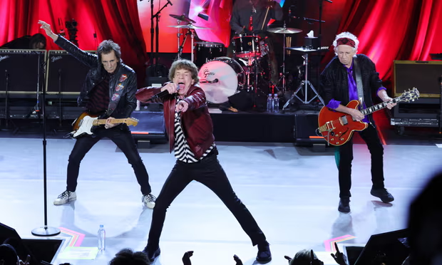 Ронни Вуд, Мик Джаггер и Кит Ричардс во время выступления группы Rolling Stones в клубе Racket NYC в Нью-Йорке в четверг. Фотография: Kevin Mazur/Getty Images for RS