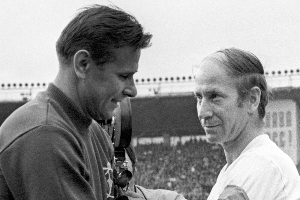    Во время своего прощального матча Яшин передал капитанскую повязку другу Бобби. / Вячеслава Ун Да-сина /Фотохроника ТАСС