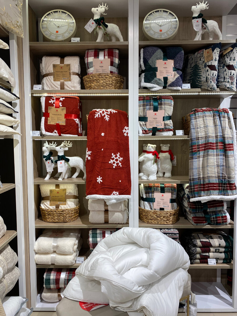 «Кто-то мечтает о новой жизни. А кому-то достаточно и наступления Нового года». (Цитата - Сергей Воеводин).