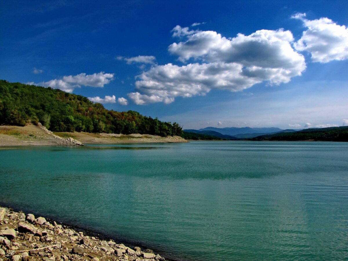 Партизанском водохранилище. Партизанское водохранилище Крым. Партизанское водохранилище Симферополь. Балановское водохранилище Крым. Озеро Партизанское в Крыму.