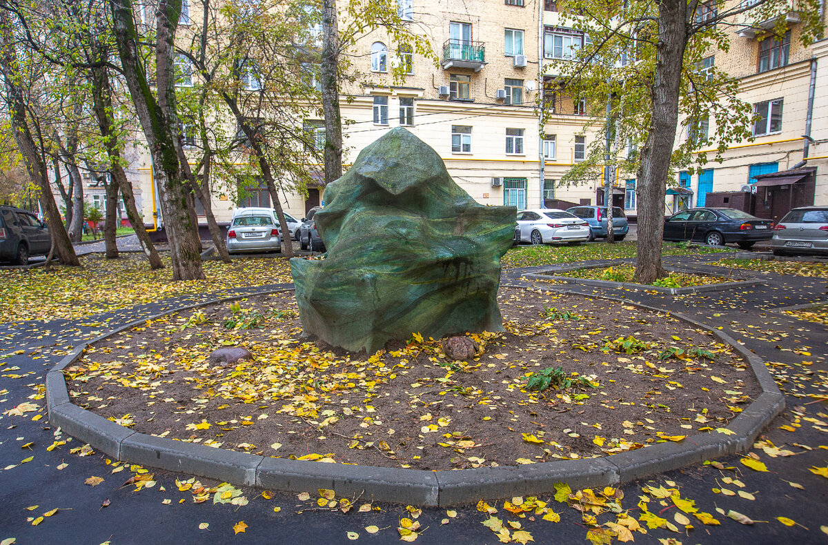 Памятник ерунде. Москва. Фото автора статьи (листайте галерею, ещё 1 фото)