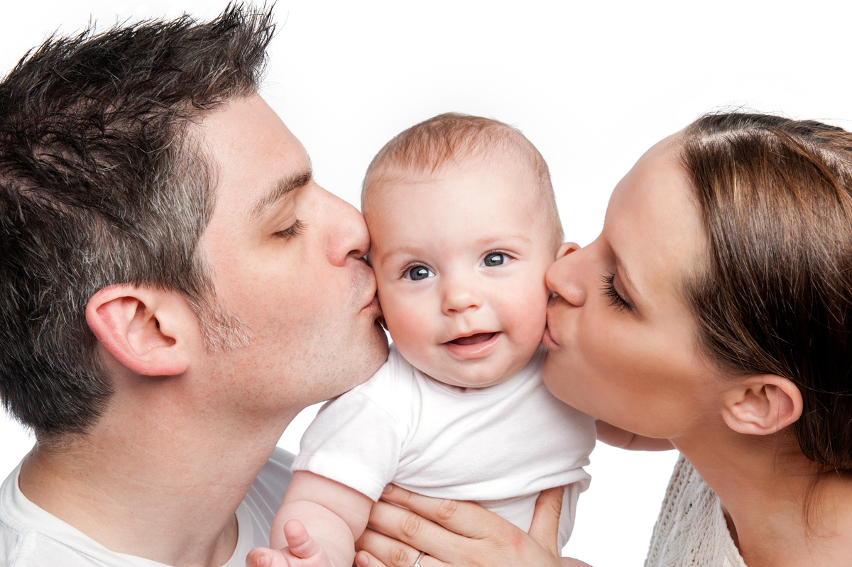 Mom and father. Семья с маленьким ребенком. Мама папа и ребенок. Мать отец и ребенок. Семья с малентким ребёнком.