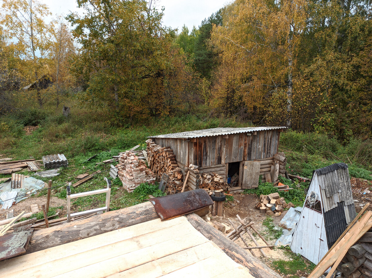 Вид на дровяник сверху, осень 2022.