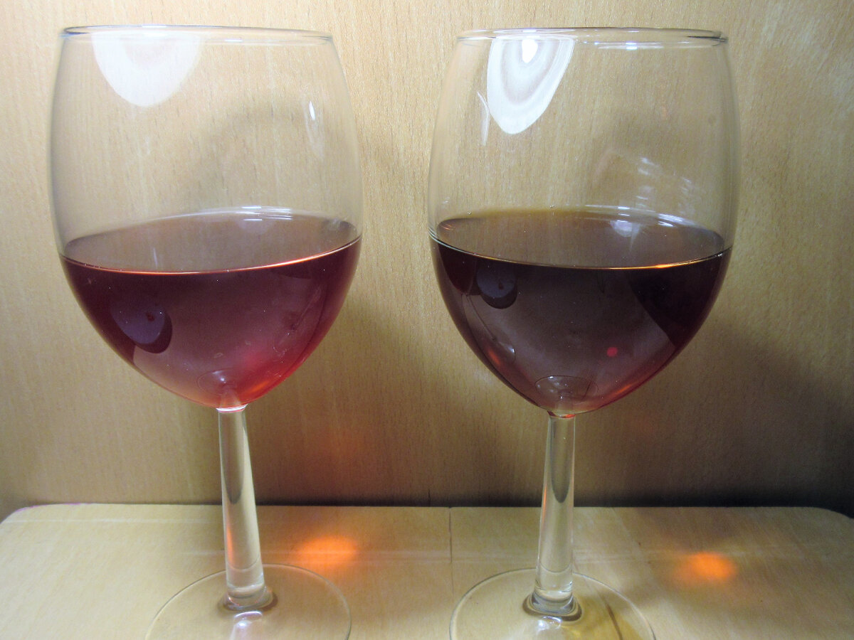 Слева - бокал с крепленым вином. Справа - то же вино, после 4-х месячной выдержки при +45 градусов. Цвет изменился заметно. Жаль, Вы не можете ощутить вкус и аромат