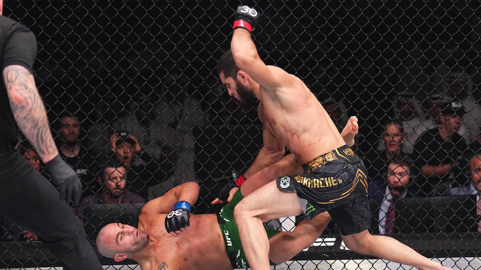 Фото: Chris Unger / Zuffa LLC / Getty Images📷Комбинация, которую Ислам Махачев (справа) припас для Чарльза Оливейры, сгодилась и для Александра Волкановски (слева)
