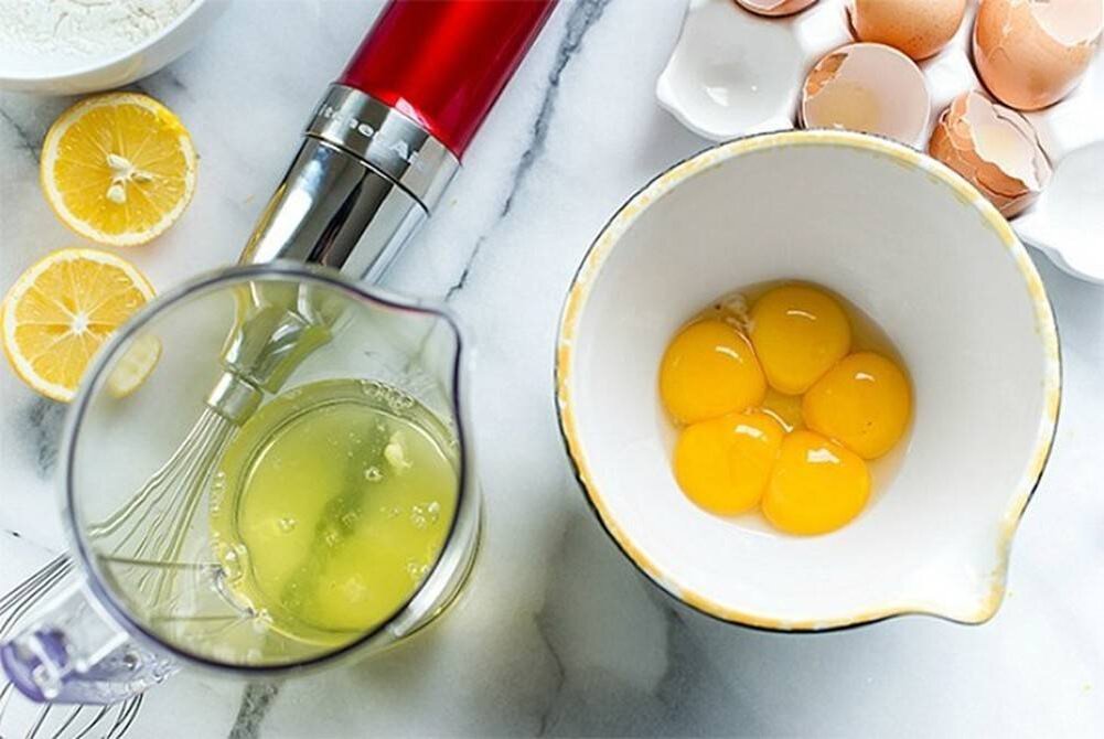 Маска яйцо лимон. Маска из яйца и меда. Яйцо и лимон. Маска из желтка. Яйцо в лимонном соке.
