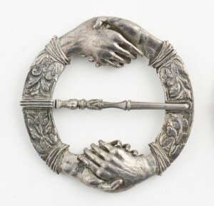 В архивных источниках впервые упоминается о таллинских ювелирах в начале 14 века. Первый устав ювелирного дела, или так называемый «skraa,» известен с 1393 года. Среди прочих регуляций в нем были четко установлены правила получения статуса мастера и перечень работ, которые должен был выполнить такой мастер. Согласно уставу, после года практики у мастера требовалось создать ряд изделий, чтобы определить, соответствуют ли его навыки уровню мастера.