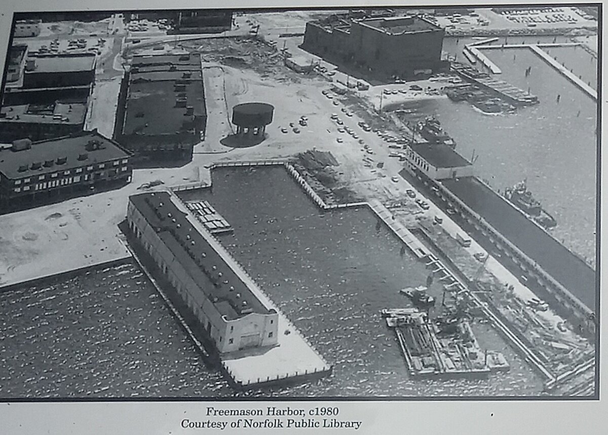 Промышленная зона в заливе Фримэйсон, город Норфолк, штат Вирджиния, США, 1980 гг. Хранилище для патоки - круглое здание в центре изображения. Из архивов публичной библиотеки города Норфолка. Фото автора статьи The Журнальчик 