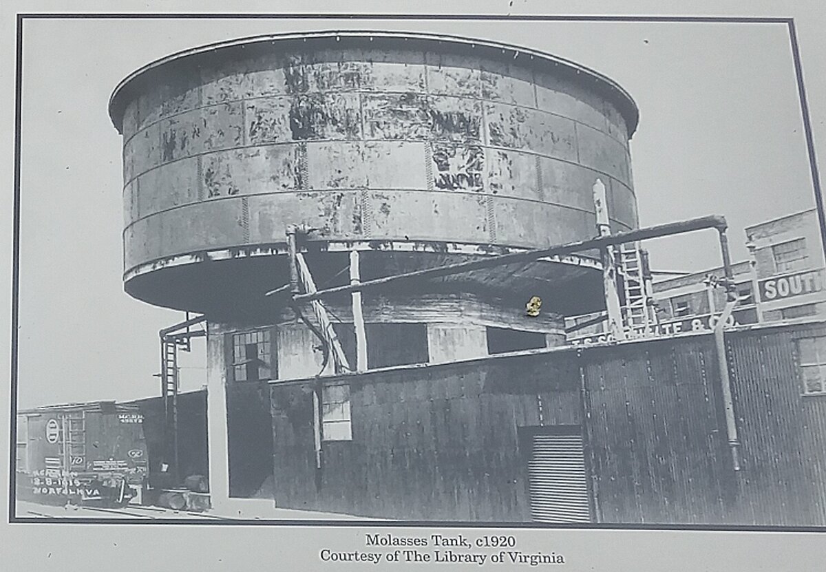 2 000 000 - литровое (500 000 галлонов) хранилище для патоки, 1920 гг Из архива библиотеки штата Вирджиния, США . Фото автора статьи ЖурнальчиК.  
