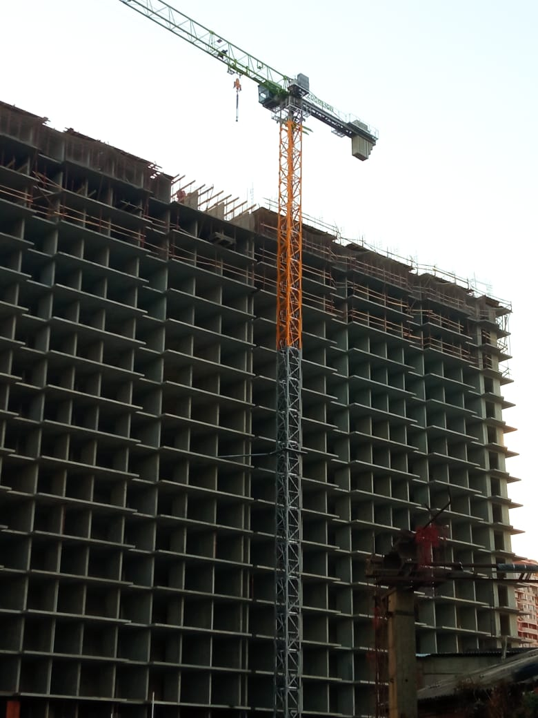 Мой строительный объект. Семнадцать этажей уже возведено, но еще придут каменщики и будем понемногу работать. Стою я внизу и думаю, почему у меня на кране нет лифта?! Сейчас соберусь с мыслями и начну подниматься. 