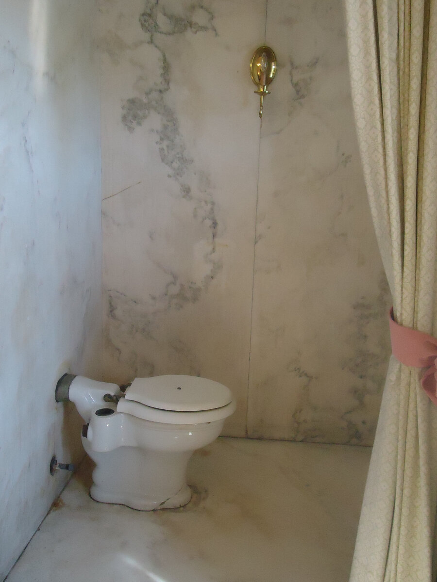 Канализация... заметьте в интерьере из мрамора )))