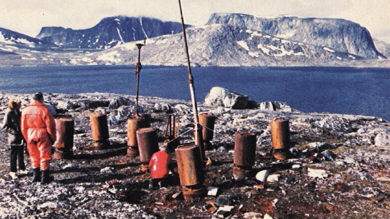 ©Canadian National Archives/Wikimedia CommonsБереговая охрана Канады впервые обследует обломки немецкой метеостанции "Курт", 21 июля 1981 года