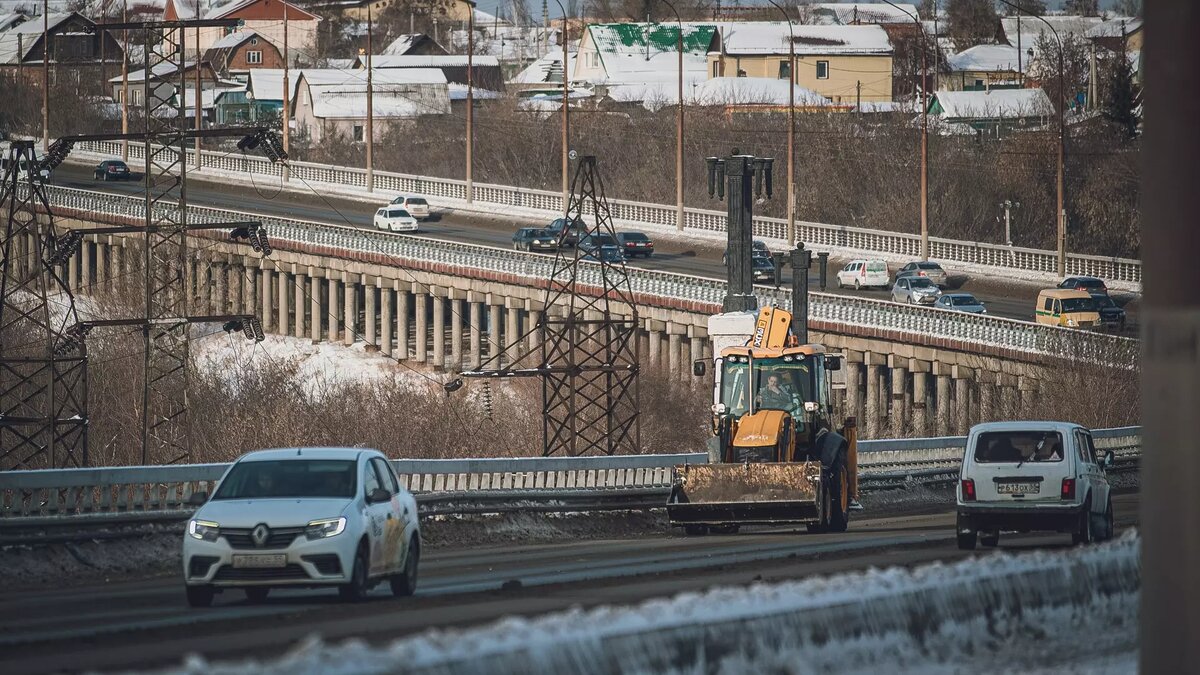     Водителям рекомендуют соблюдать скоростной режим и поменять резину на зимнюю.