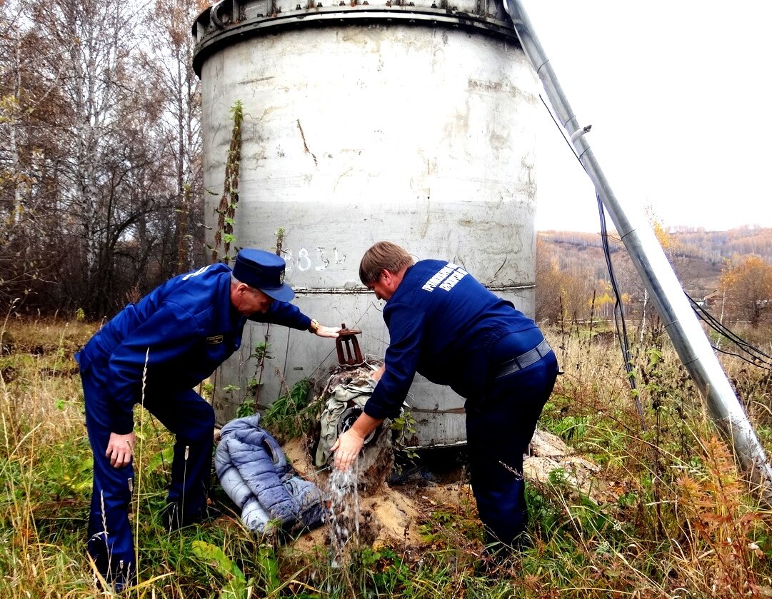 Своевременное реагирование. Разведка водоисточников на пожаре. Поверхностный водоисточник. Проверка водоисточника. Пожарный водоисточник фото.