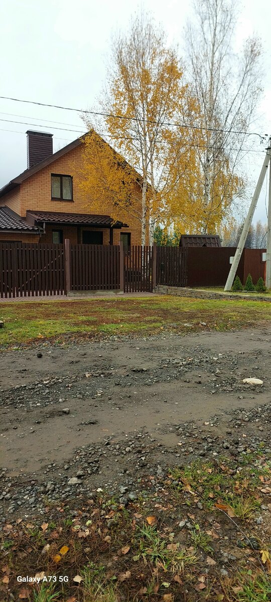 Эта "входная зона" до границы нашего участка муниципальная собственность.  Но следить за её состоянием обязаны мы.