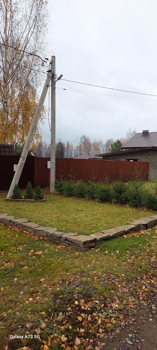 Столб тоже муниципальный. Камень для подпорной стенки выбрали в цвет столба.