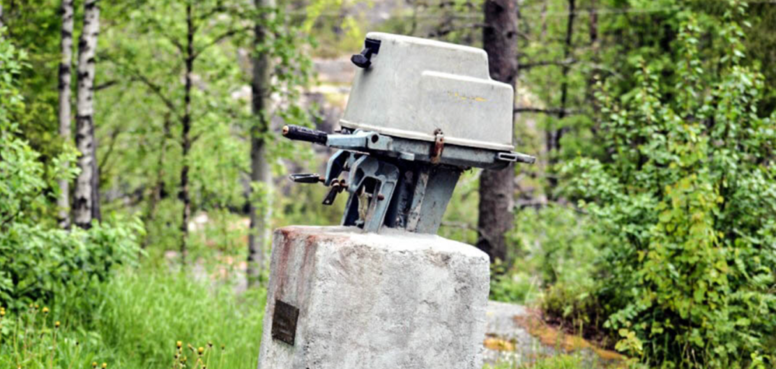 Памятник лодочному мотору "Вихрь-30"