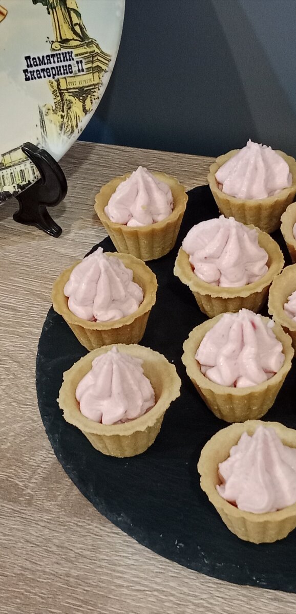 Песочные корзиночки с белковым кремом