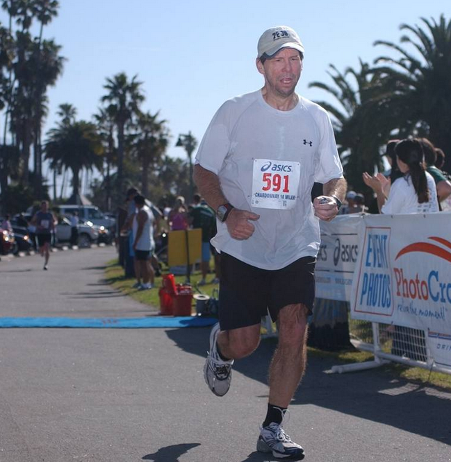 Хэл Финни на фото во время забега на 10 миль 18 апреля