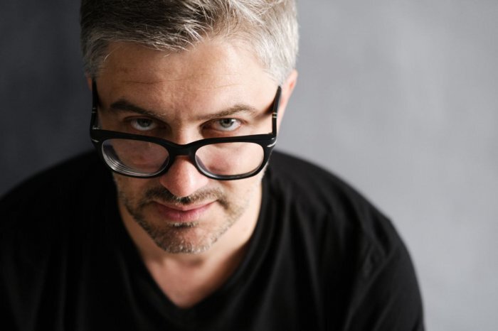 Главный режиссер театра «Красный факел» Андрей Прикотенко номинирован на «Золотую Маску» за спектакль «Старого дома», который он в прошлом году возглавлял