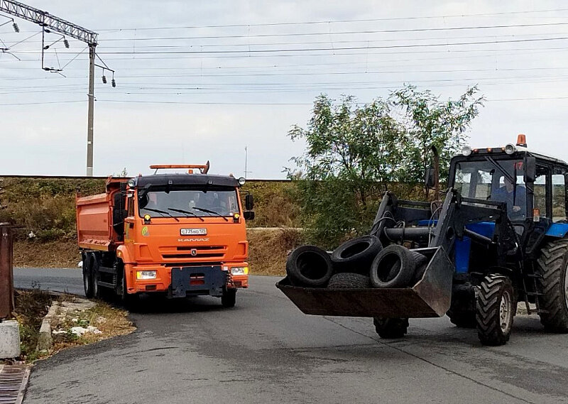Сбор старых выброшенных покрышек на улицах Владивостока