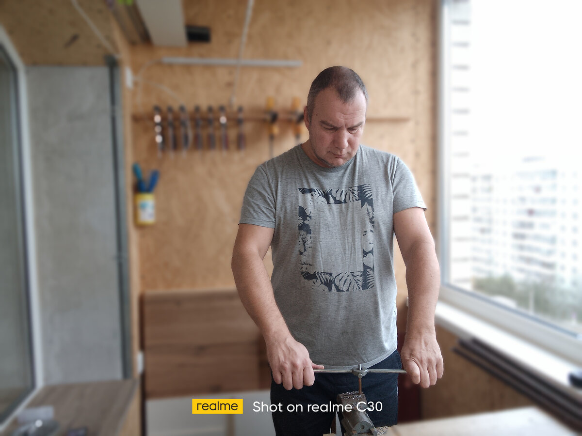 Кручу самостоятельно резьбу на шпильках для опалубки фундамента под забор