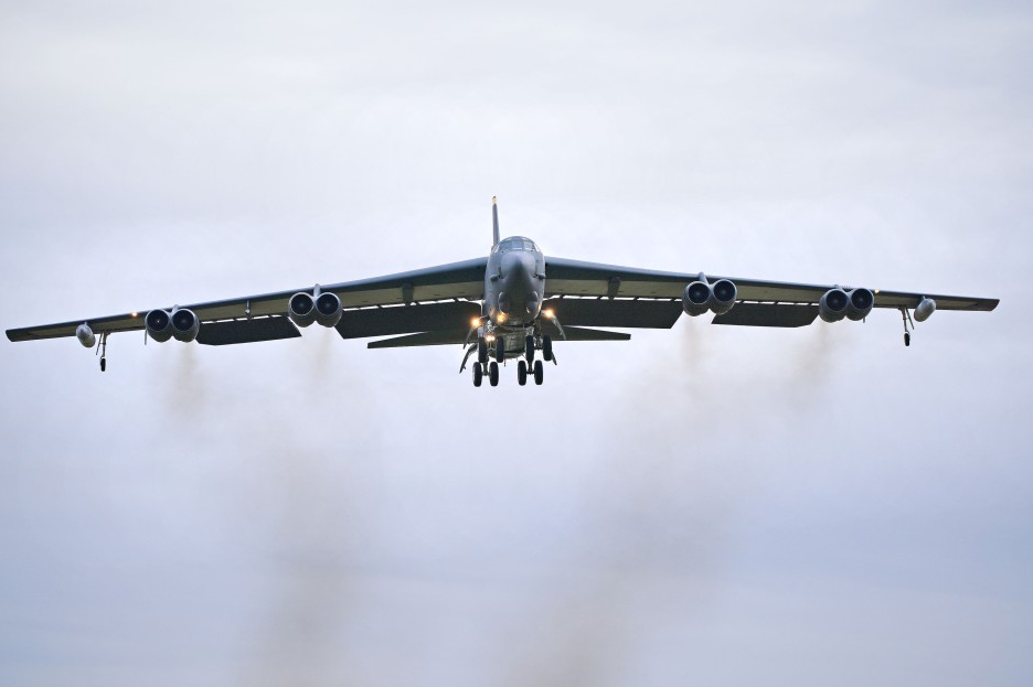 Бомбардировщик ВВС США B-52 приземляется на авиабазе RAF Fairford в Великобритании в феврале 2022 года © DPA