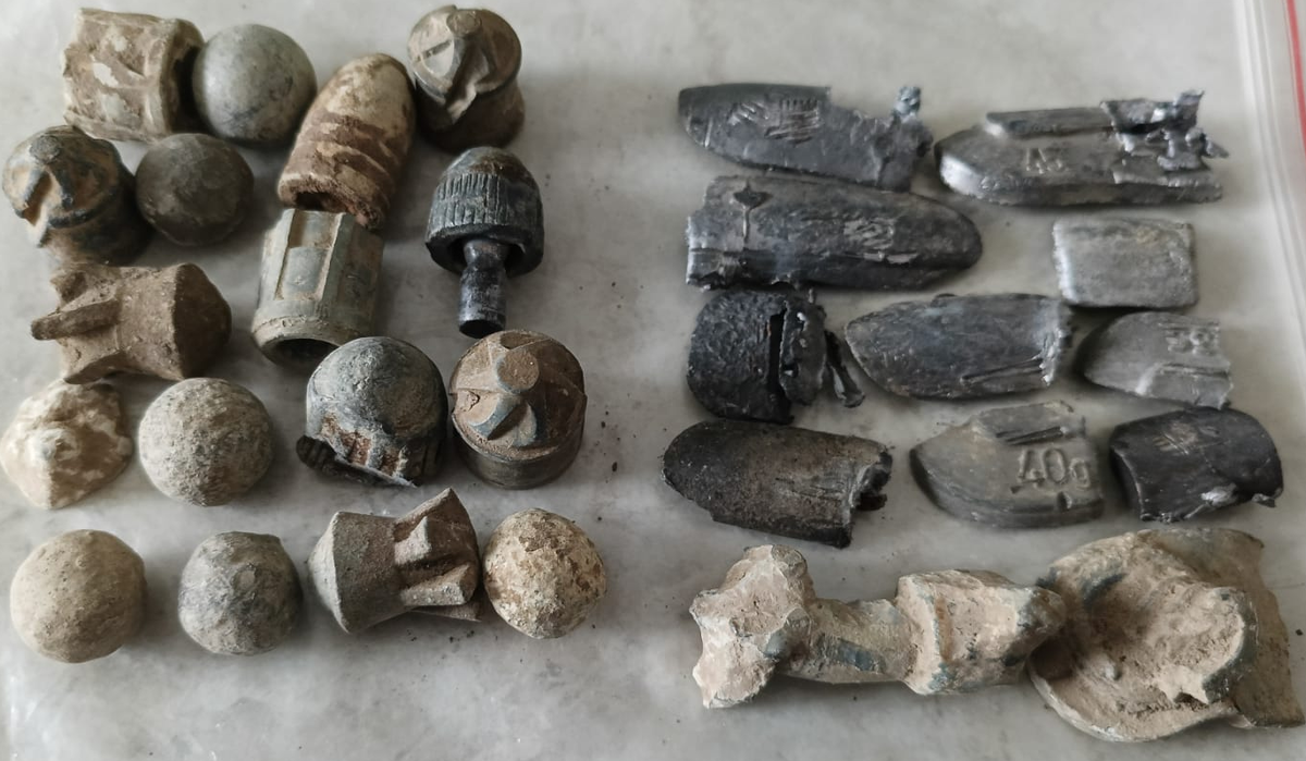 Свинец. Лесной слева и автомобильно-бытовой справа. За сезон скапливается  от 5 килограммов и более.