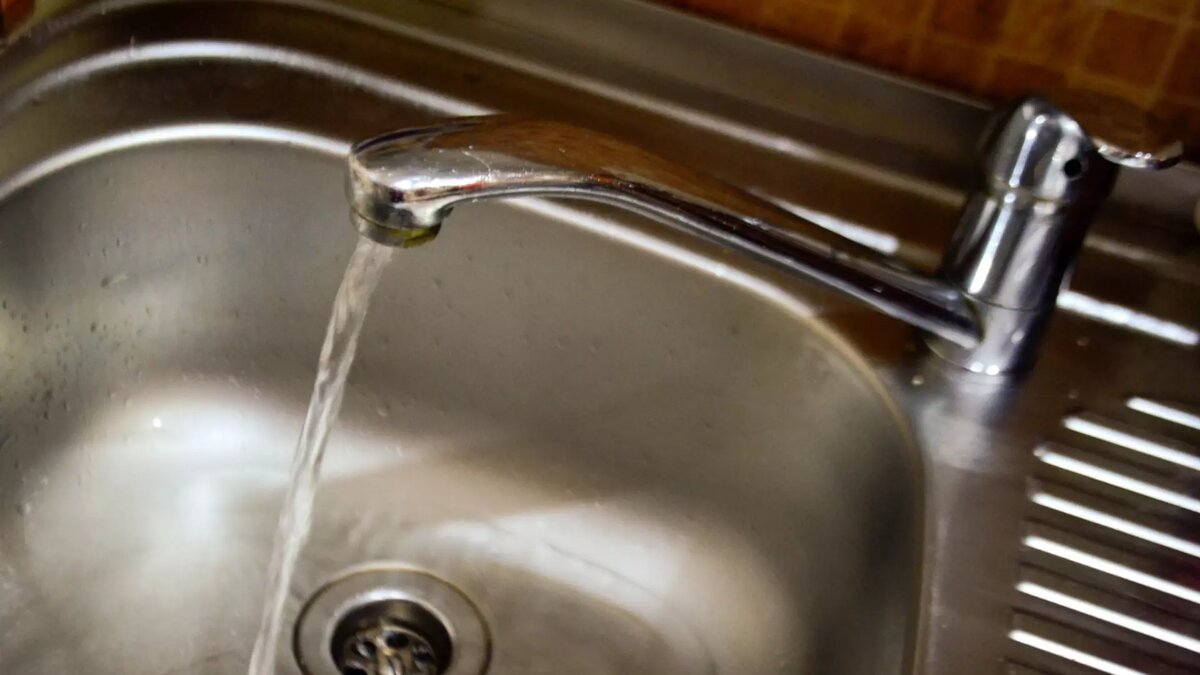     На минувших выходных на Горьковском шоссе провели реконструкцию водопровода. На участке демонтировали старые и установили новые задвижки, переварили 8 стыков трубопровода и подали воду с опережением сроков. Мэр Казани Ильсур Метшин заявил, что такие работы не могут не проходить в строящемся городе.
