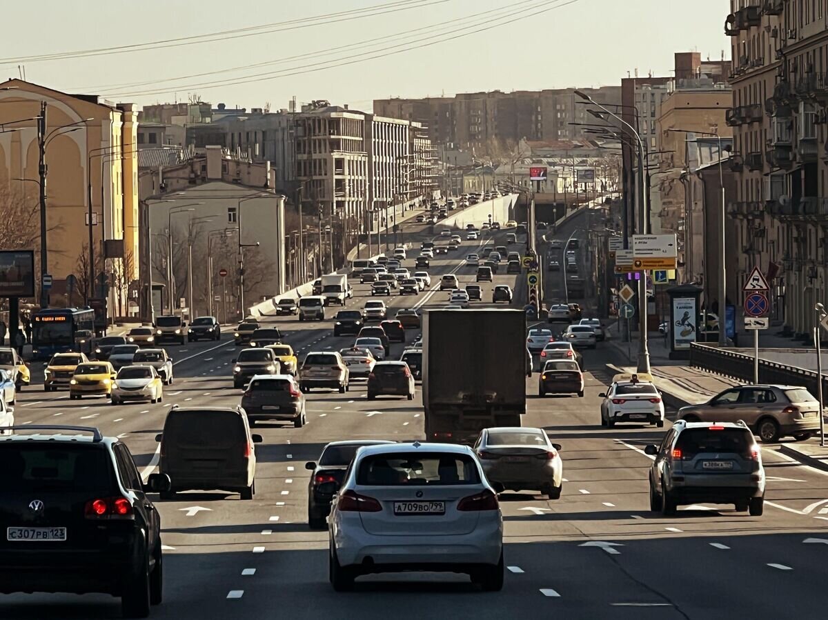    Автомобили едут по Садовому кольцу в Москве© РИА Новости / Наталья Селиверстова