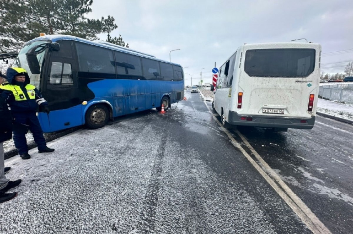    В Омске водитель автобуса врезался в «Газель» из-за гололёда