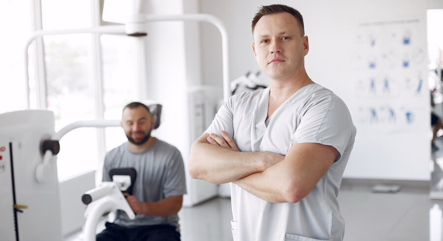 Спортивная медицина екатеринбург. Спортивный врач фигура.