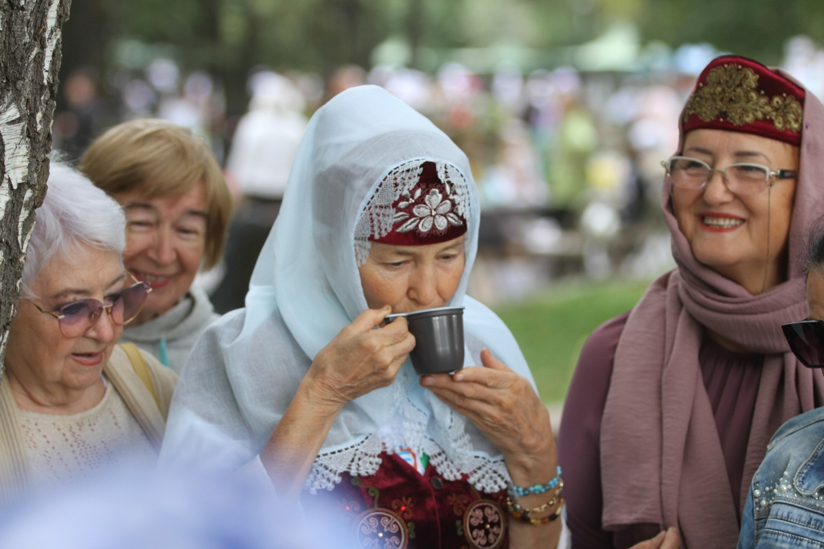 Пенсионер в банке. Кредит пенсионерам до 75. Банки казани пенсионерам. Условия кредитования для пенсионеров. Банки казани пенсионерам.