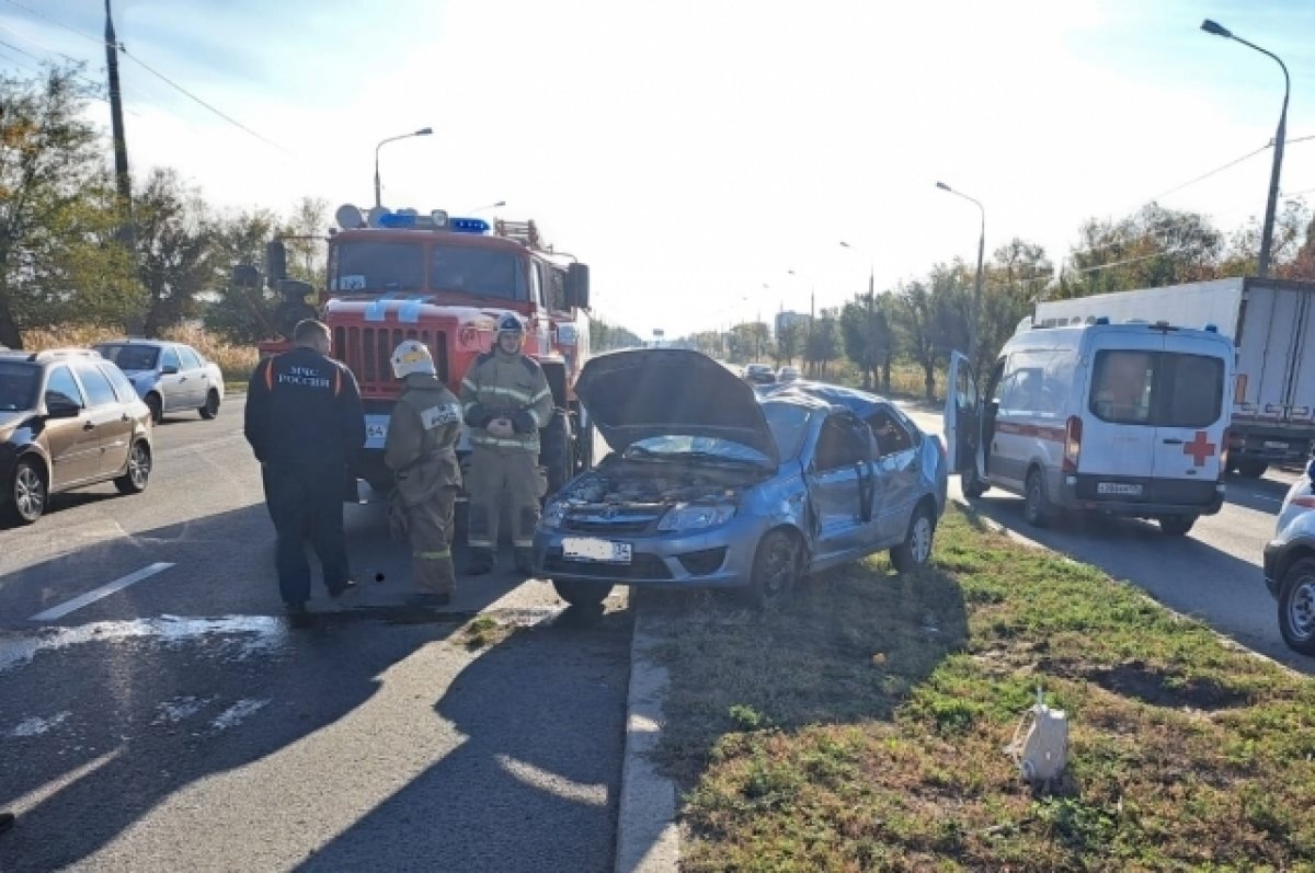    В Волгограде школьницу увезли в больницу после ДТП легкового авто с КамАЗом