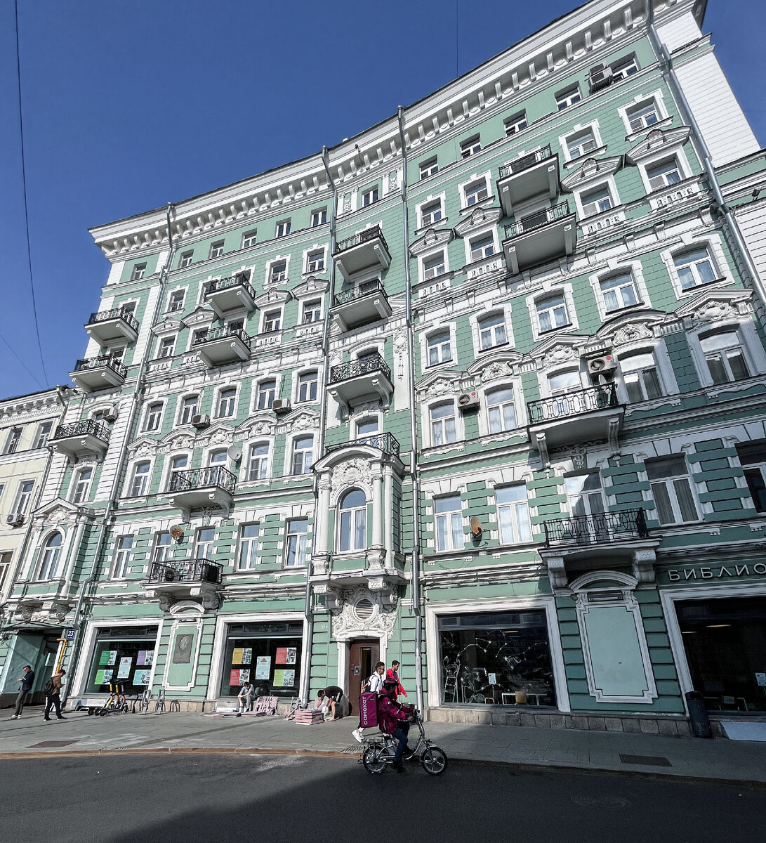 Бывший доходный дом Телешова. Изначально дом был четырехэтажным. Последние три этажа были достроены в советское время. Фото автора