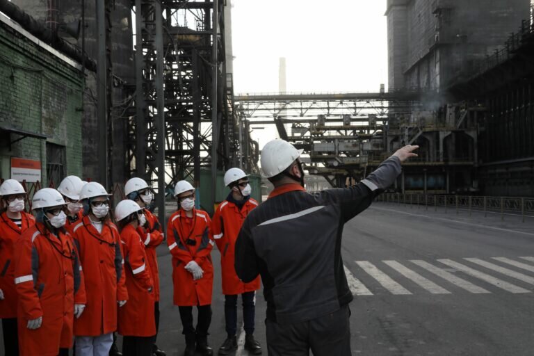    Уральскую Сталь посетили новотроицкие старшеклассники Марина Шарт