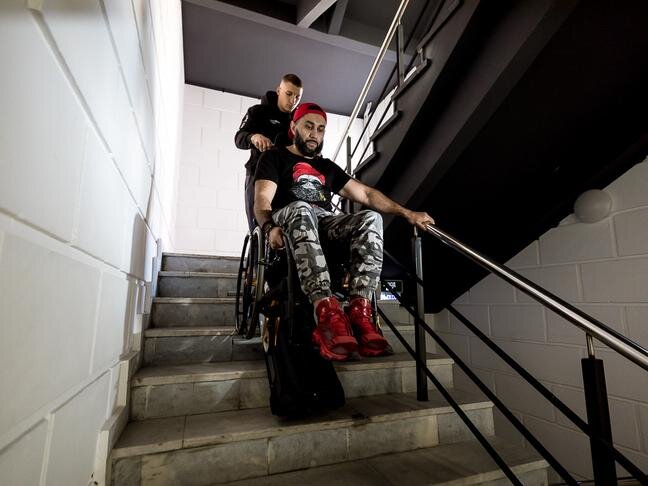 Чтобы подняться и спуститься по лестнице на коляске, спортсмен использует ступенькоход «Барс» / Фото: Павел Колядин