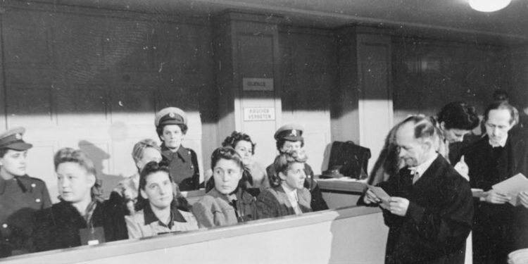 Крайняя слева Доротея Бинц на суде