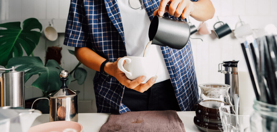 Многие любят выпить с утра кофе, другие же предпочитают начинать день со свежевыжатого сока или стакана воды Фото: © Akira Kaelyn / Shutterstock / FOTODOM