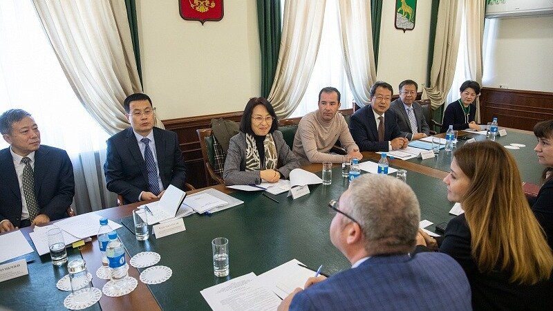     Вице-мэр Владивостока Дарья Стегний и заместитель мэра Народного правительства КНР города Чанчунь госпожа Ли Вэйшу обсудили вопросы сотрудничества между двумя городами. Речь идёт о культурной и экономической жизни.
